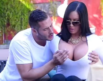 Опытный мачо буквально прилип к огромным сиськам шикарной женщины