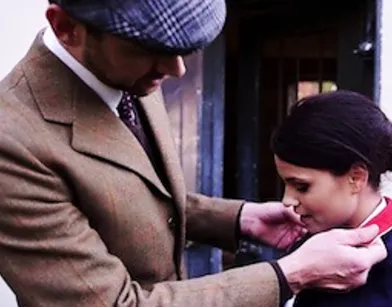 Мужчина в косюме захотел трахать эту милашку