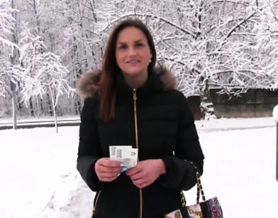 Зимний пикап на улице незнакомки с упругой, силиконовой грудью