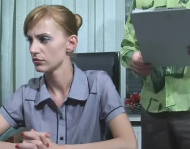 Стервозная начальница доверила сотруднику с большим членом свою анальную щелку