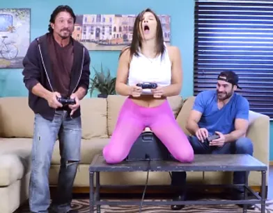 Два приятеля подружки хитро развели девушку на групповуху