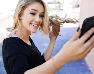 Красивая телка в одиночку сосет большой елдак и подставляет под него манду