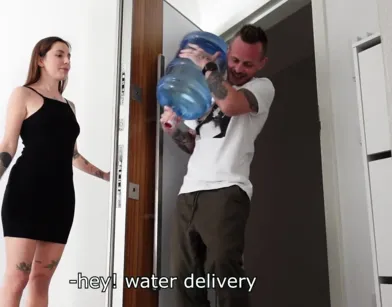 Развратная русская женушка изменяет с доставщиком воды