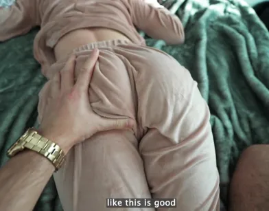 Русская блондинка трахается с братом, чтобы не скучать во время игры