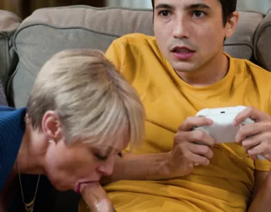 Зрелая мамка трахнула парня не отвлекая от игры