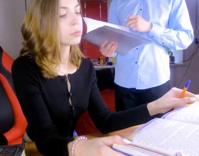 Русская студентка сама соблазнила препода на секс