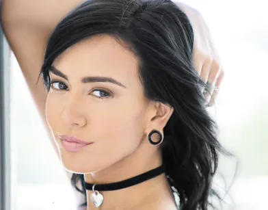 Очень красивая девушка занимается сексом с соседом