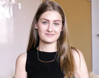 Волосатый Вудман проверяет на пригодность красивую девушку