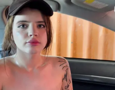 Не только отполировала машину, но и потрахалась с машиной