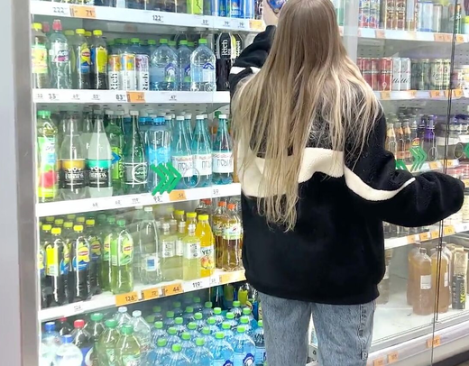 Русский студент делает девушке комплименты и соблазняет на секс